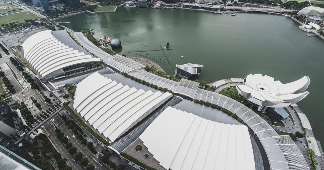 Max Verstappen vence GP de Singapura de F1 pela primeira vez