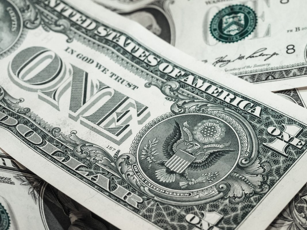 Ibovespa opera em queda e já acumula perda de 14% na semana; dólar recua à espera do Fed
