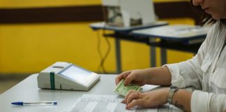 Trabalhar nas eleições dá direito a folga? Quanto ganha um mesário? Veja os benefícios