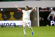 Camisa 10 acerta duas cobranças e garante empate em 2 a 2 contra o líder