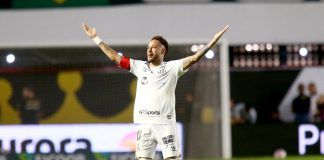 Camisa 10 acerta duas cobranças e garante empate em 2 a 2 contra o líder