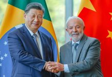 China evita comentar falas de Flávio Bolsonaro sobre resultado das eleições