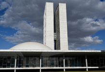 Constituição define nova eleição em caso de saída simultânea de presidente e vice