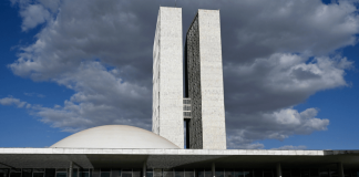 Constituição define nova eleição em caso de saída simultânea de presidente e vice