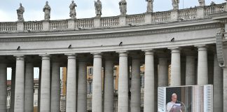 Papa de 71 anos recebe alta após cirurgia no pulmão em Roma