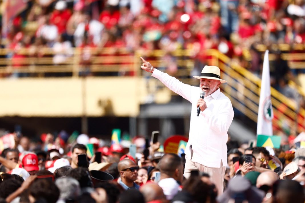 Pesquisas indicam Flávio Bolsonaro à frente do chefe do Executivo