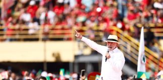 Pesquisas indicam Flávio Bolsonaro à frente do chefe do Executivo