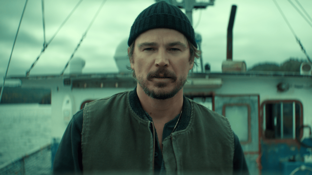 Produção com Josh Hartnett mistura suspense, terror e mistérios marítimos em pequena cidade