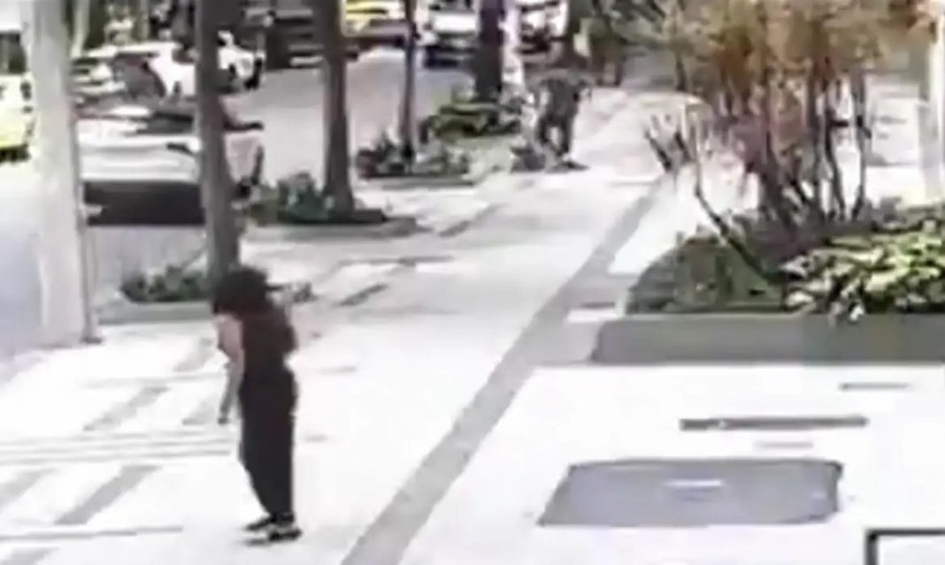 Vítima é atingida na mão por tiro durante assalto e criminoso foge em moto Vítima é atingida na mão por tiro durante assalto e criminoso foge em moto
